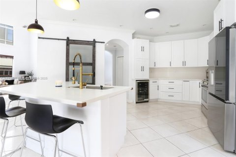 House in Miami, Florida 4 bedrooms, 245.82 sq.m. № 1729167 - photo 8