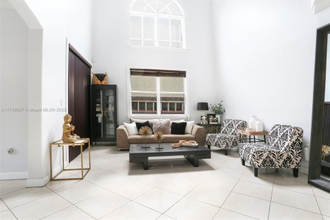 House in Miami, Florida 4 bedrooms, 245.82 sq.m. № 1729167 - photo 11