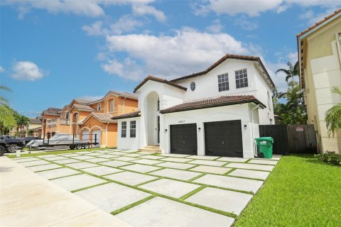 House in Miami, Florida 4 bedrooms, 245.82 sq.m. № 1729167 - photo 2