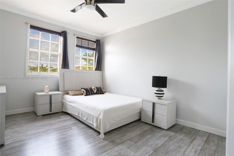 House in Miami, Florida 4 bedrooms, 245.82 sq.m. № 1729167 - photo 25
