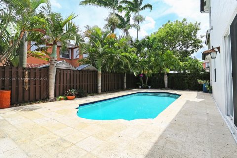 House in Miami, Florida 4 bedrooms, 245.82 sq.m. № 1729167 - photo 19