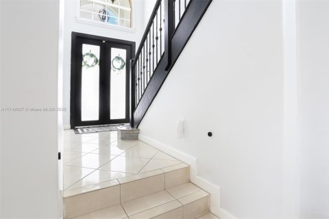 House in Miami, Florida 4 bedrooms, 245.82 sq.m. № 1729167 - photo 23