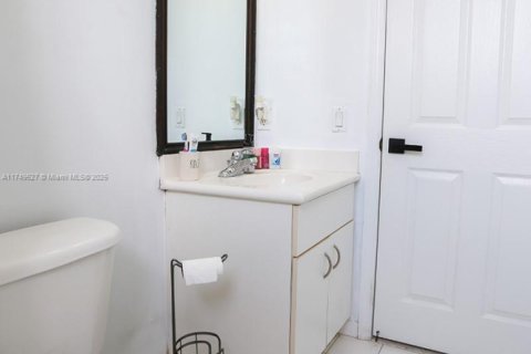 House in Miami, Florida 4 bedrooms, 245.82 sq.m. № 1729167 - photo 30