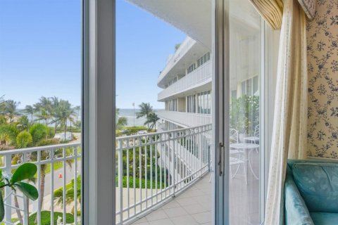 Condo in Palm Beach, Florida, 2 bedrooms № 2246704 - photo 13