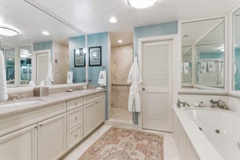 Condo in Palm Beach, Florida, 2 bedrooms № 2246704 - photo 17