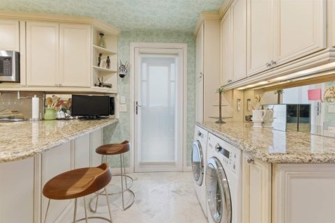 Condo in Palm Beach, Florida, 2 bedrooms № 2246704 - photo 25