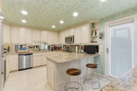Condo in Palm Beach, Florida, 2 bedrooms № 2246704 - photo 23