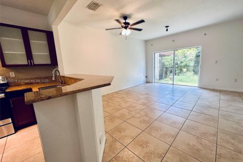 Touwnhouse à louer à Miramar, Floride: 3 chambres, 157.93 m2 № 1897230 - photo 8