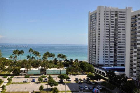 Купить кондоминиум в Халландейл-Бич, Флорида 2 спальни, 158.86м2, № 1966066 - фото 1