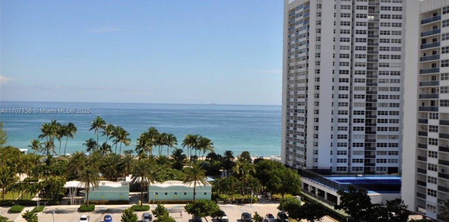 Кондоминиум с 2 спальнями в Халландейл-Бич, Флорида № 1966066