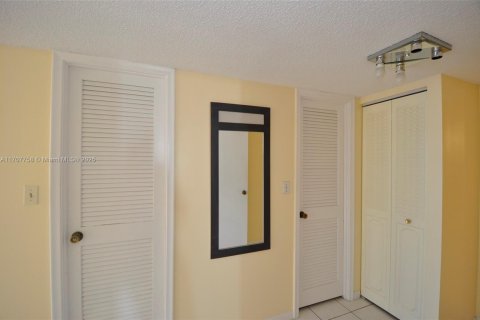 Купить кондоминиум в Халландейл-Бич, Флорида 2 спальни, 158.86м2, № 1966066 - фото 25