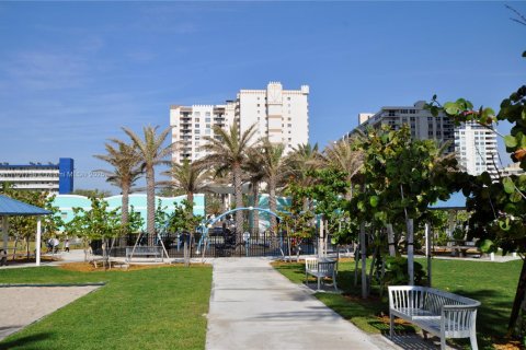 Купить кондоминиум в Халландейл-Бич, Флорида 2 спальни, 158.86м2, № 1966066 - фото 10