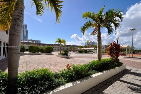 Купить кондоминиум в Халландейл-Бич, Флорида 2 спальни, 158.86м2, № 1966066 - фото 16