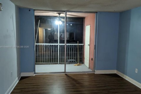 Condo in Miami, Florida, 2 bedrooms  № 2004929 - photo 3