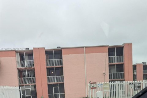 Condo in Miami, Florida, 2 bedrooms  № 2004929 - photo 2