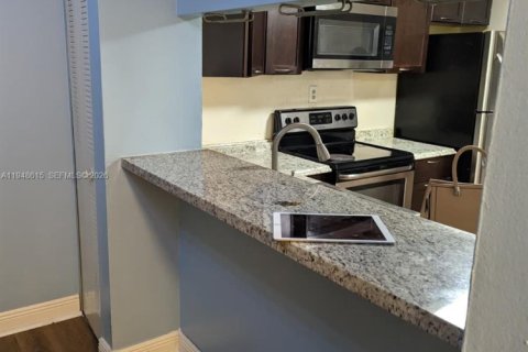 Condo in Miami, Florida, 2 bedrooms  № 2004929 - photo 4