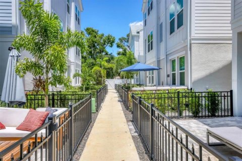 Townhouse in Sarasota, Florida 3 bedrooms, 191.94 sq.m. № 1802083 - photo 1