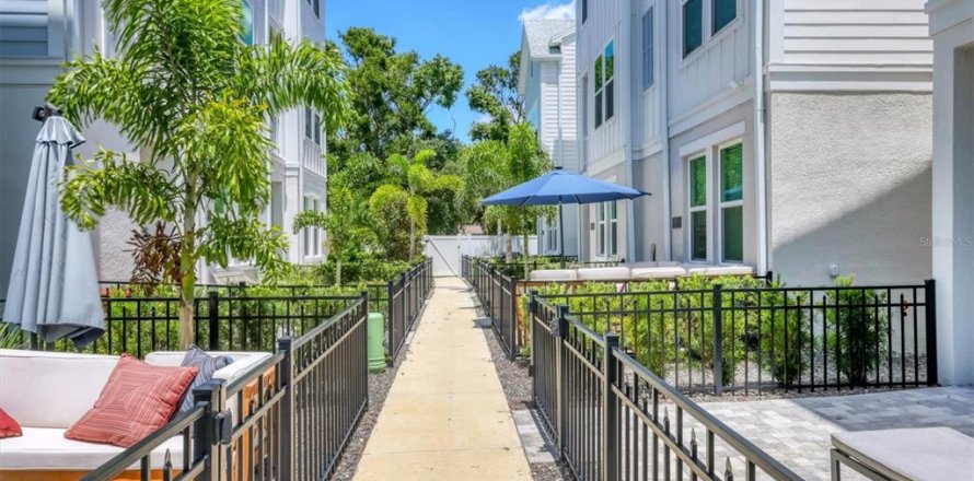 Adosado en Sarasota, Florida 3 dormitorios, 191.94 m2 № 1802083