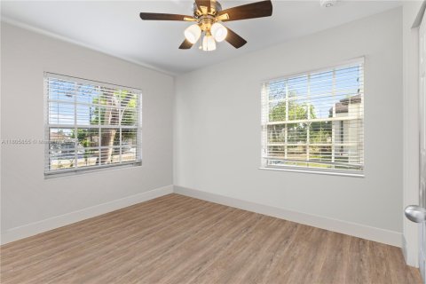 Propiedad comercial en venta en Miami, Florida № 1959597 - foto 12