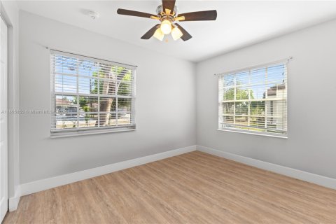 Propiedad comercial en venta en Miami, Florida № 1959597 - foto 10