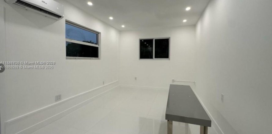 Immobilier commercial à Miami, Floride 1 chambre, 161.28 m2 № 1887922