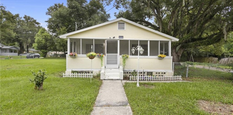 House in DeLand, Florida 5 bedrooms, 133.22 sq.m. № 1625790