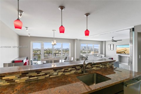 Condominio en alquiler en Fort Lauderdale, Florida, 2 dormitorios, 113.15 m2 № 1991090 - foto 1