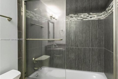 Condominio en alquiler en Fort Lauderdale, Florida, 2 dormitorios, 113.15 m2 № 1991090 - foto 10