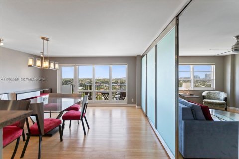 Condominio en alquiler en Fort Lauderdale, Florida, 2 dormitorios, 113.15 m2 № 1991090 - foto 22