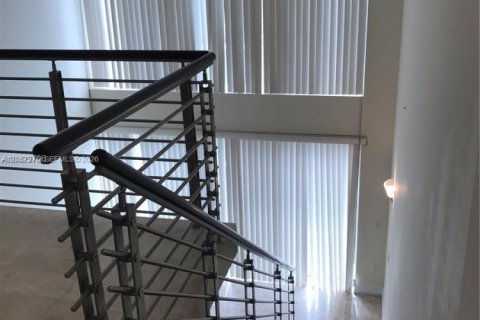 Condominio en alquiler en Miami, Florida, 1 dormitorio, 98.1 m2 № 2339857 - foto 5