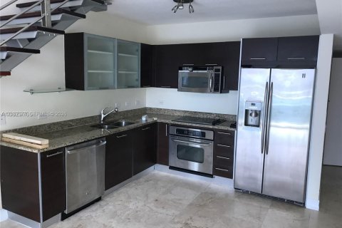 Condominio en alquiler en Miami, Florida, 1 dormitorio, 98.1 m2 № 2339857 - foto 3