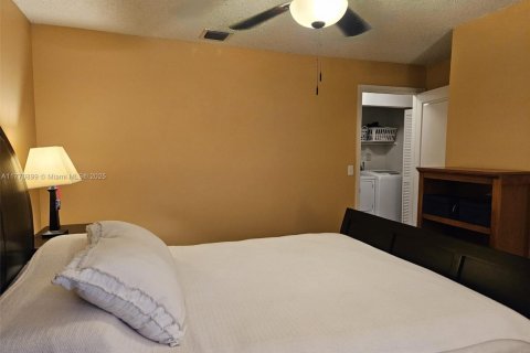 House in Tamarac, Florida 3 bedrooms, 160.16 sq.m. № 1863641 - photo 17