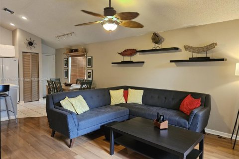 House in Tamarac, Florida 3 bedrooms, 160.16 sq.m. № 1863641 - photo 13