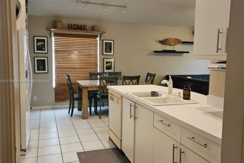 House in Tamarac, Florida 3 bedrooms, 160.16 sq.m. № 1863641 - photo 8
