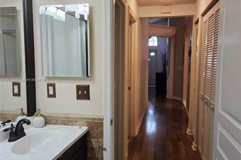 House in Tamarac, Florida 3 bedrooms, 160.16 sq.m. № 1863641 - photo 30