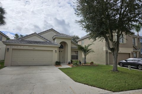House in Tamarac, Florida 3 bedrooms, 160.16 sq.m. № 1863641 - photo 2