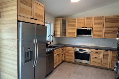 House in Miami, Florida 2 bedrooms, 118.26 sq.m. № 2168070 - photo 4