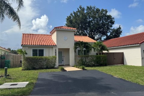 House in Miami, Florida 2 bedrooms, 118.26 sq.m. № 2168070