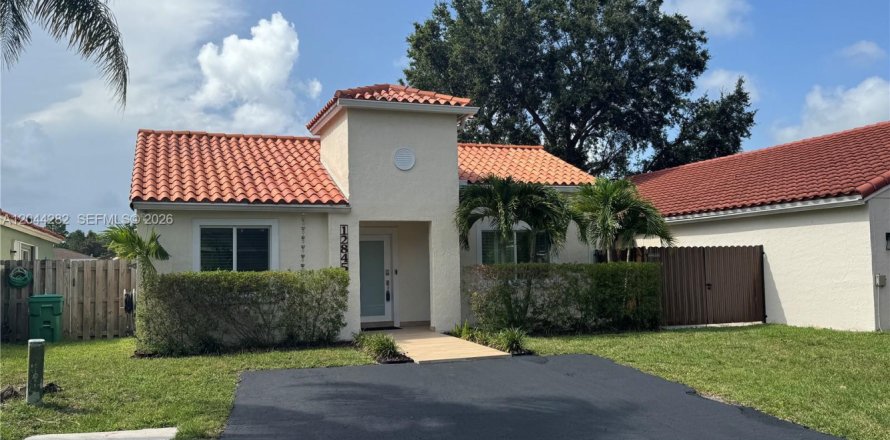 House in Miami, Florida 2 bedrooms, 118.26 sq.m. № 2168070