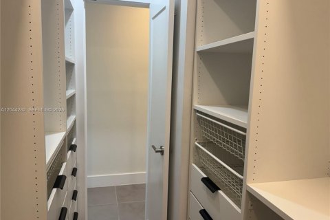 House in Miami, Florida 2 bedrooms, 118.26 sq.m. № 2168070 - photo 10