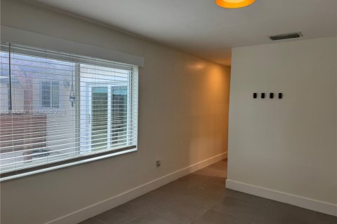 House in Miami, Florida 2 bedrooms, 118.26 sq.m. № 2168070 - photo 8