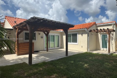 House in Miami, Florida 2 bedrooms, 118.26 sq.m. № 2168070 - photo 23