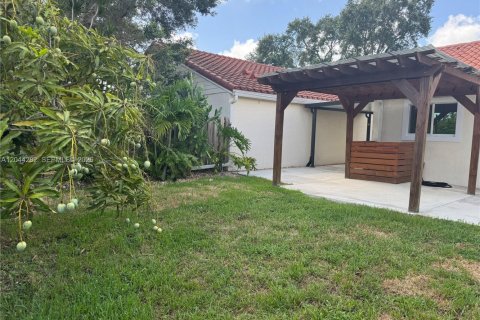 House in Miami, Florida 2 bedrooms, 118.26 sq.m. № 2168070 - photo 22