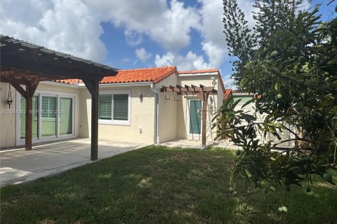 House in Miami, Florida 2 bedrooms, 118.26 sq.m. № 2168070 - photo 24