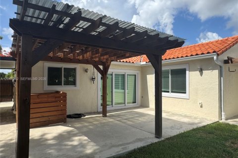 House in Miami, Florida 2 bedrooms, 118.26 sq.m. № 2168070 - photo 18