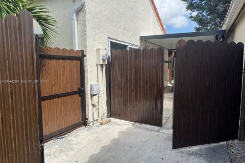 House in Miami, Florida 2 bedrooms, 118.26 sq.m. № 2168070 - photo 27