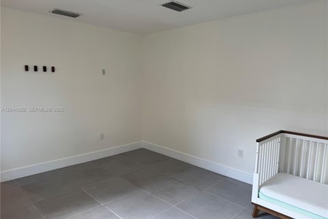 House in Miami, Florida 2 bedrooms, 118.26 sq.m. № 2168070 - photo 9