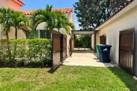 House in Miami, Florida 2 bedrooms, 118.26 sq.m. № 2168070 - photo 14