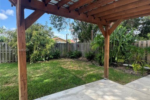 House in Miami, Florida 2 bedrooms, 118.26 sq.m. № 2168070 - photo 15