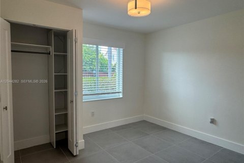 House in Miami, Florida 2 bedrooms, 118.26 sq.m. № 2168070 - photo 12